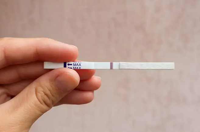 Que Thử Thai - Lấy mẫu nước tiểu đúng cách, tránh “lệch pha”