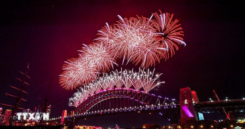 Giao Thừa - Tiếng đếm ngược và nhịp thở chung của đám đông