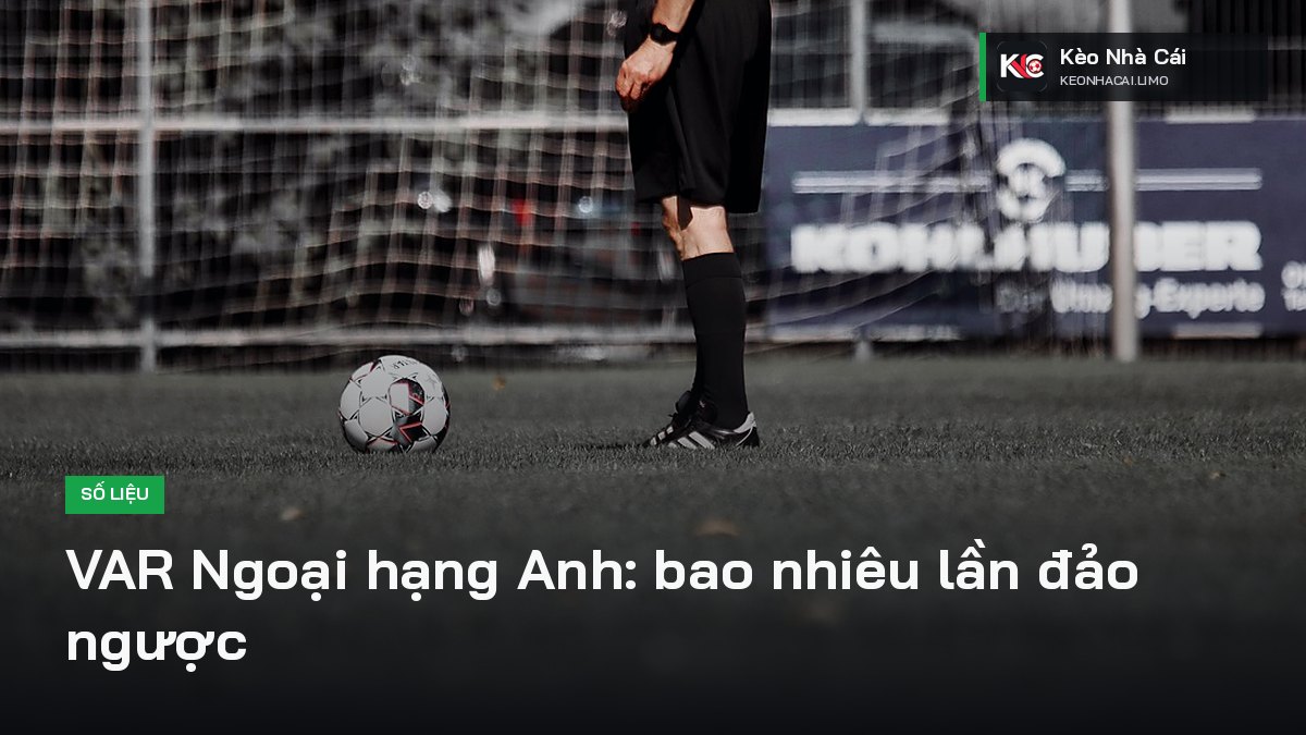 Trợ lý trọng tài cầm cờ bên đường biên, minh hoạ quyết định được VAR xem lại